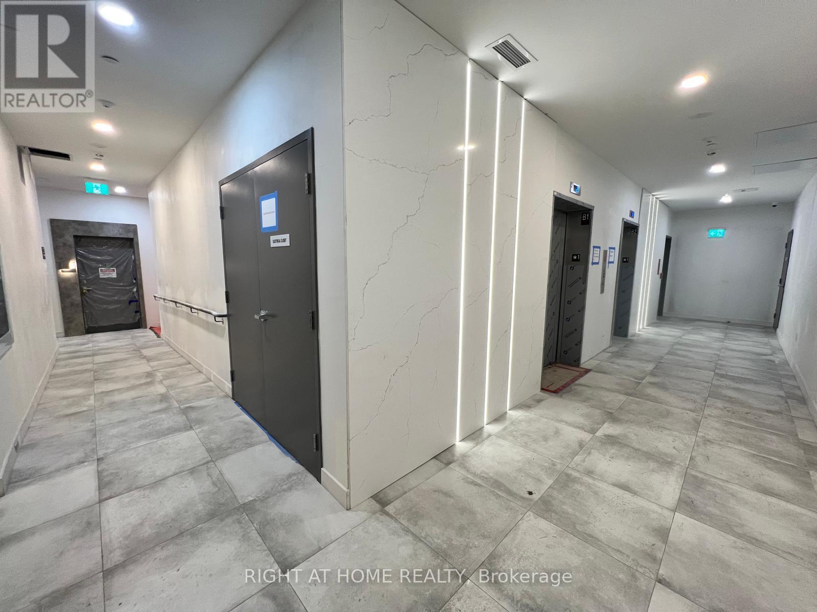 B705 - 705 Davis Drive, Newmarket, Ontario  L3Y 0J1 - Photo 2 - N12643374