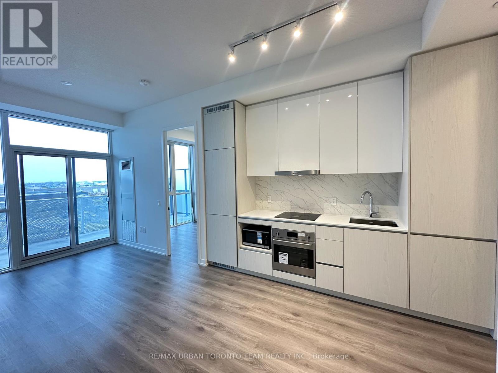 706 - 28 Interchange Way, Vaughan, Ontario  L4K 0P8 - Photo 2 - N12643510