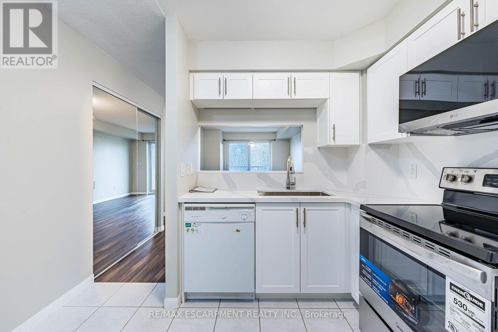 402 - 4 Elsinore Path, Toronto, Ontario M8V 4G7 - Photo 9 - W12643440