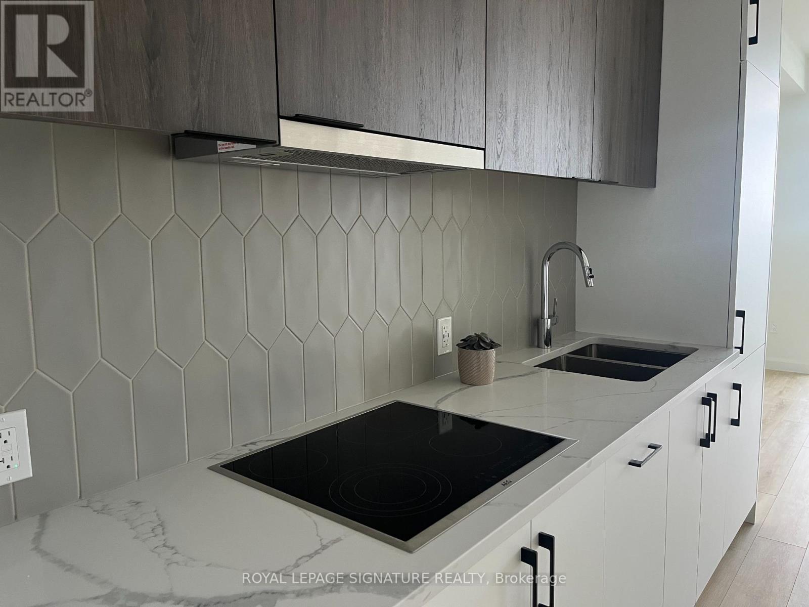 1301 - 741 King Street W, Kitchener, Ontario  N2G 1E5 - Photo 4 - X12643412