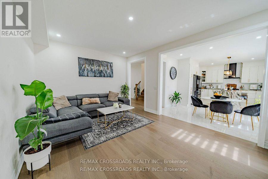 50 Carriage Shop Bend, East Gwillimbury, Ontario  L9N 0Y5 - Photo 4 - N12643518