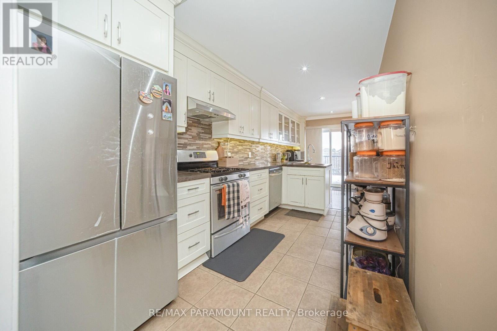 35 Flower Trail, Brampton, Ontario  L6P 1P1 - Photo 15 - W12643556