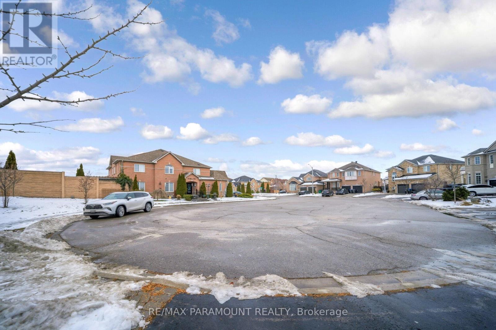 35 Flower Trail, Brampton, Ontario  L6P 1P1 - Photo 3 - W12643556