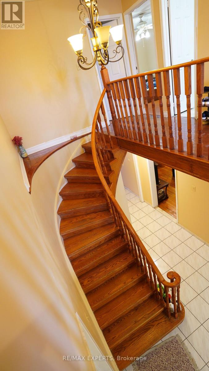 16 Duggan Drive, Brampton, Ontario  L6Y 4H9 - Photo 10 - W12643642