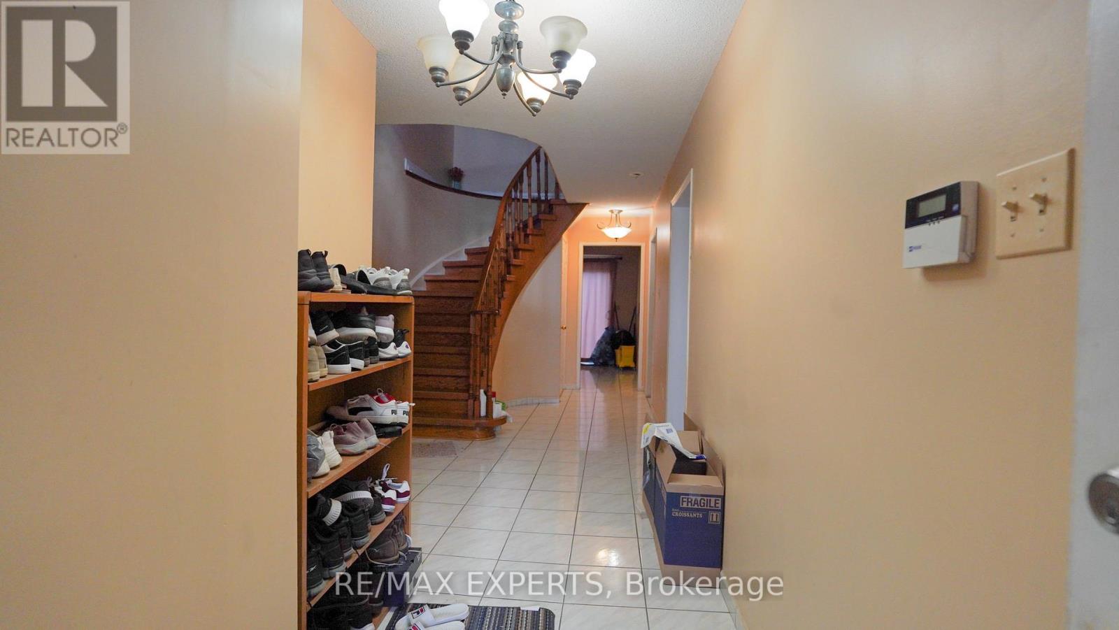 16 Duggan Drive, Brampton, Ontario  L6Y 4H9 - Photo 3 - W12643642