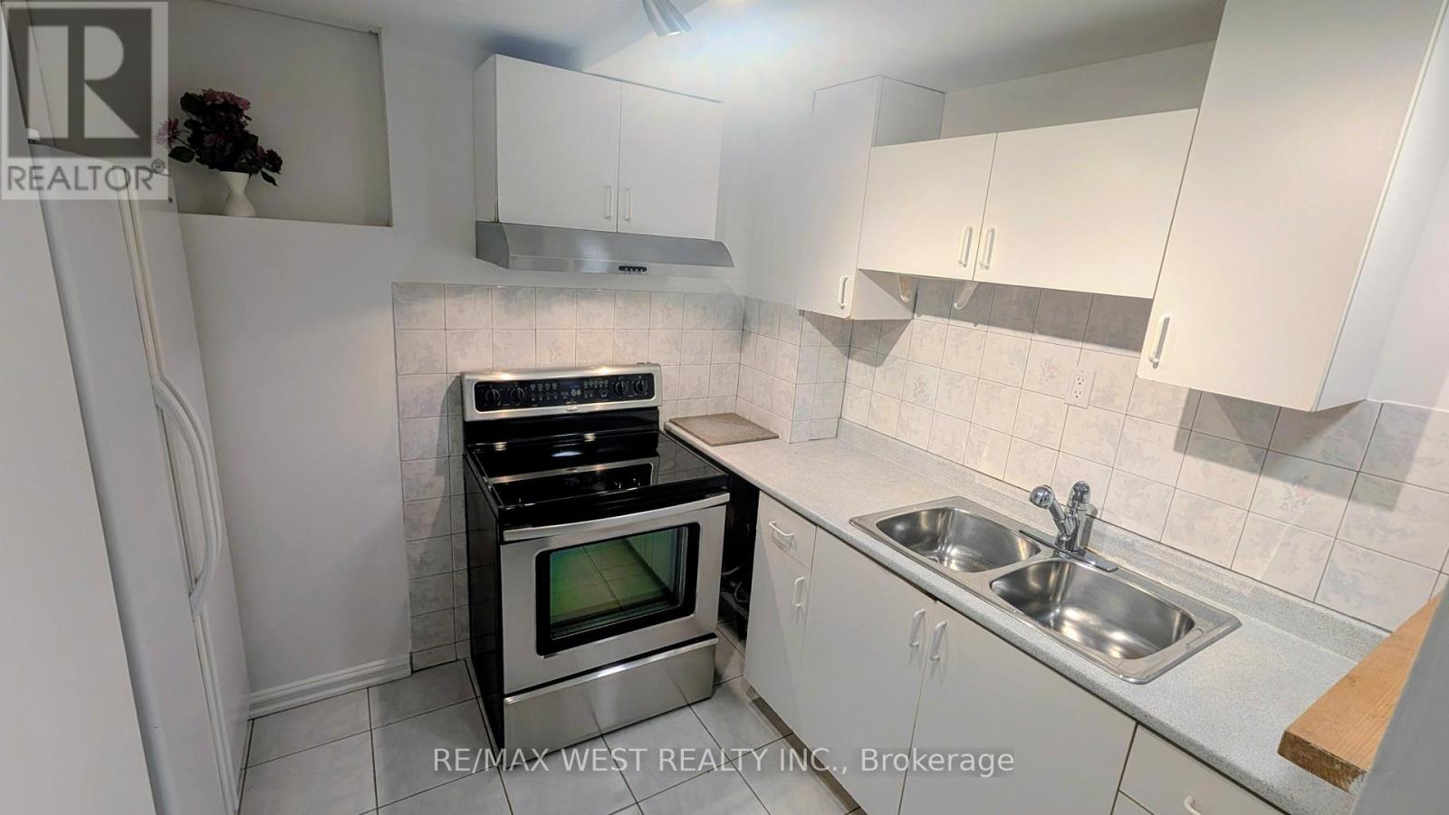 Basement - 1559 Northmount Avenue, Mississauga, Ontario  L5E 1Y9 - Photo 13 - W12643644