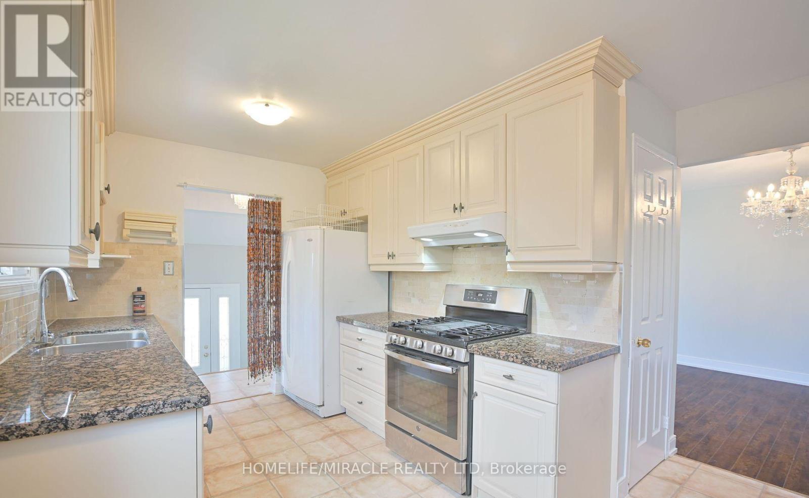 28 Peterson Court N, Brampton, Ontario  L6Z 1K6 - Photo 15 - W12643678