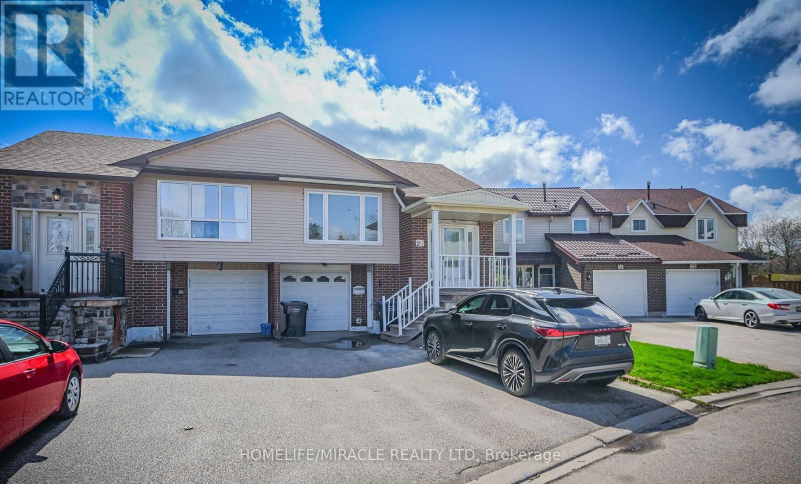 28 Peterson Court N, Brampton, Ontario  L6Z 1K6 - Photo 3 - W12643678