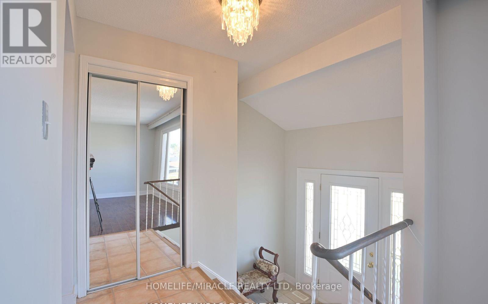 28 Peterson Court N, Brampton, Ontario  L6Z 1K6 - Photo 7 - W12643678