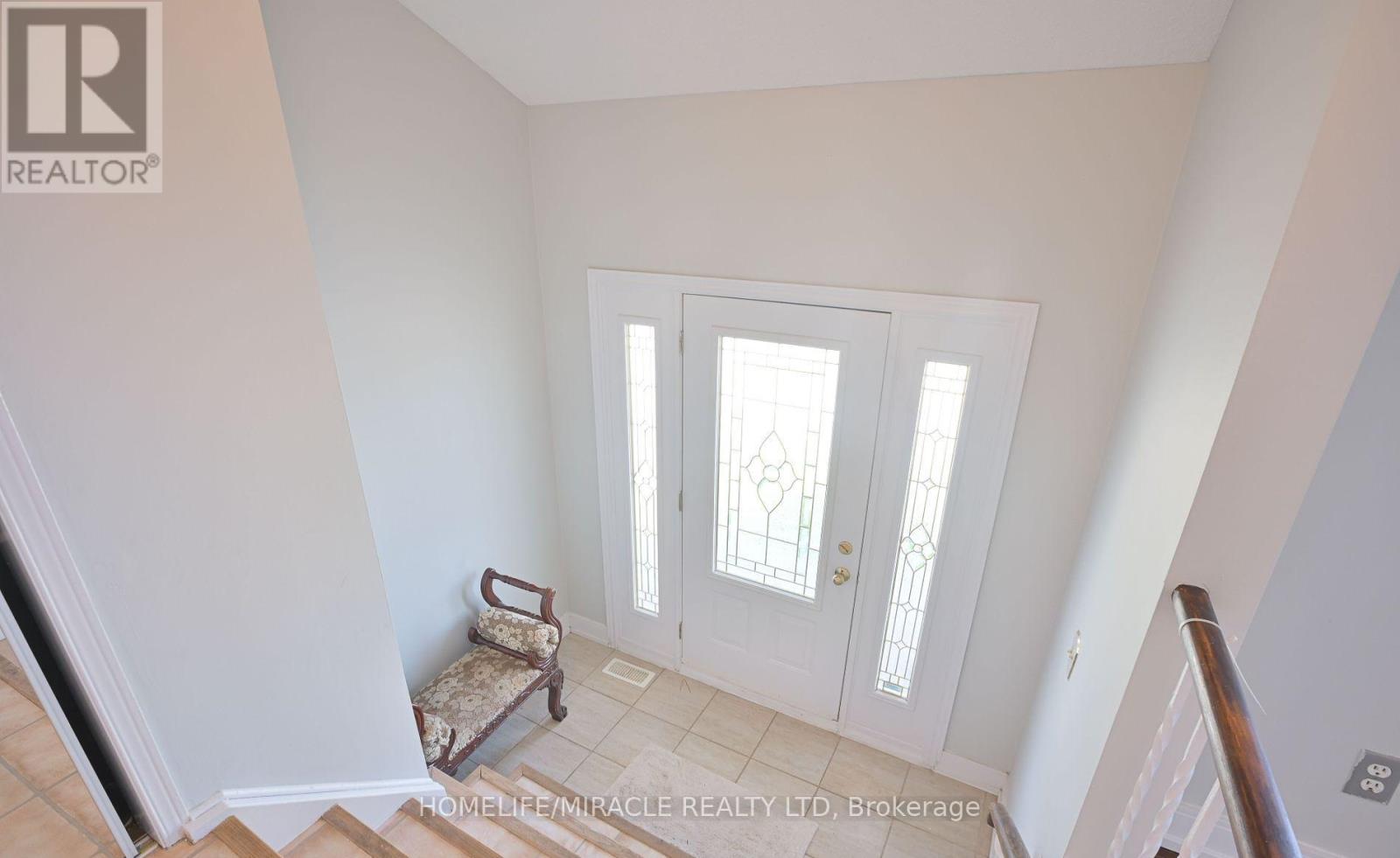 28 Peterson Court N, Brampton, Ontario  L6Z 1K6 - Photo 8 - W12643678