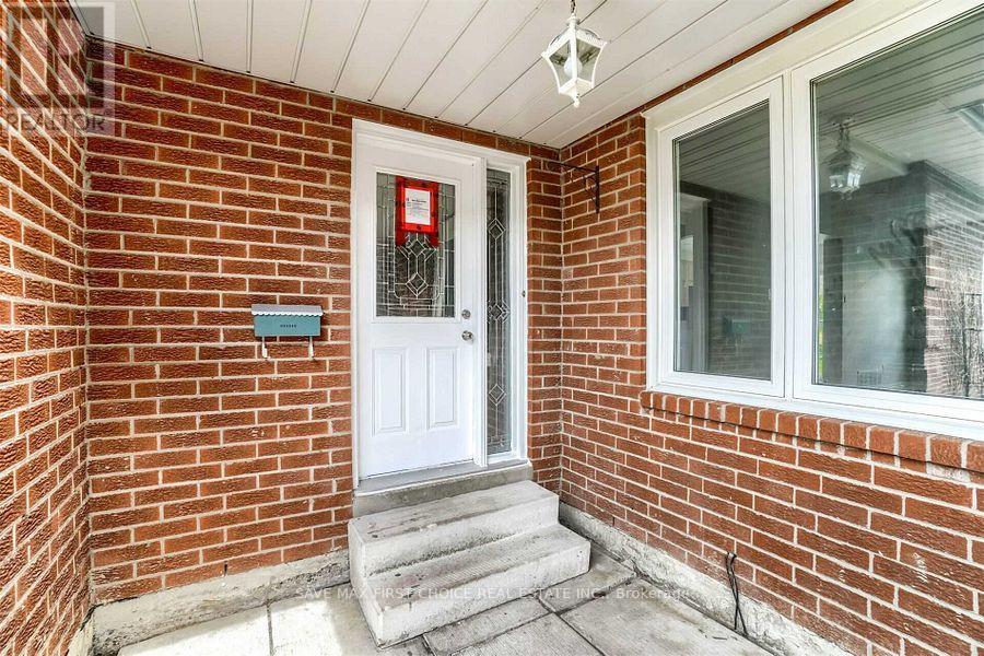 6 Wildercroft Avenue, Brampton, Ontario  L6V 4E6 - Photo 2 - W12643680