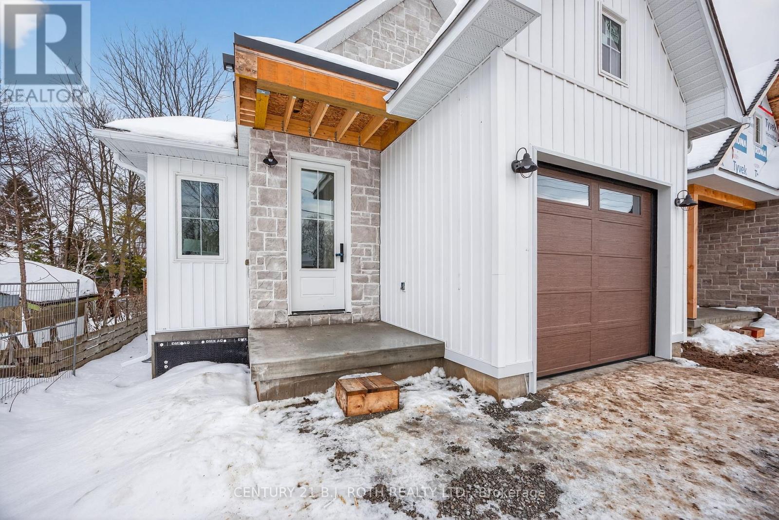 75 Vancouver Street, Barrie, Ontario  L4M 4M2 - Photo 2 - S12406711