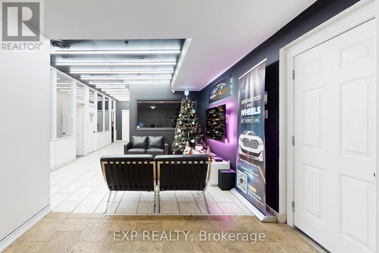 32 Stoffel Drive, Toronto, Ontario  M9W 1A8 - Photo 10 - W12641626