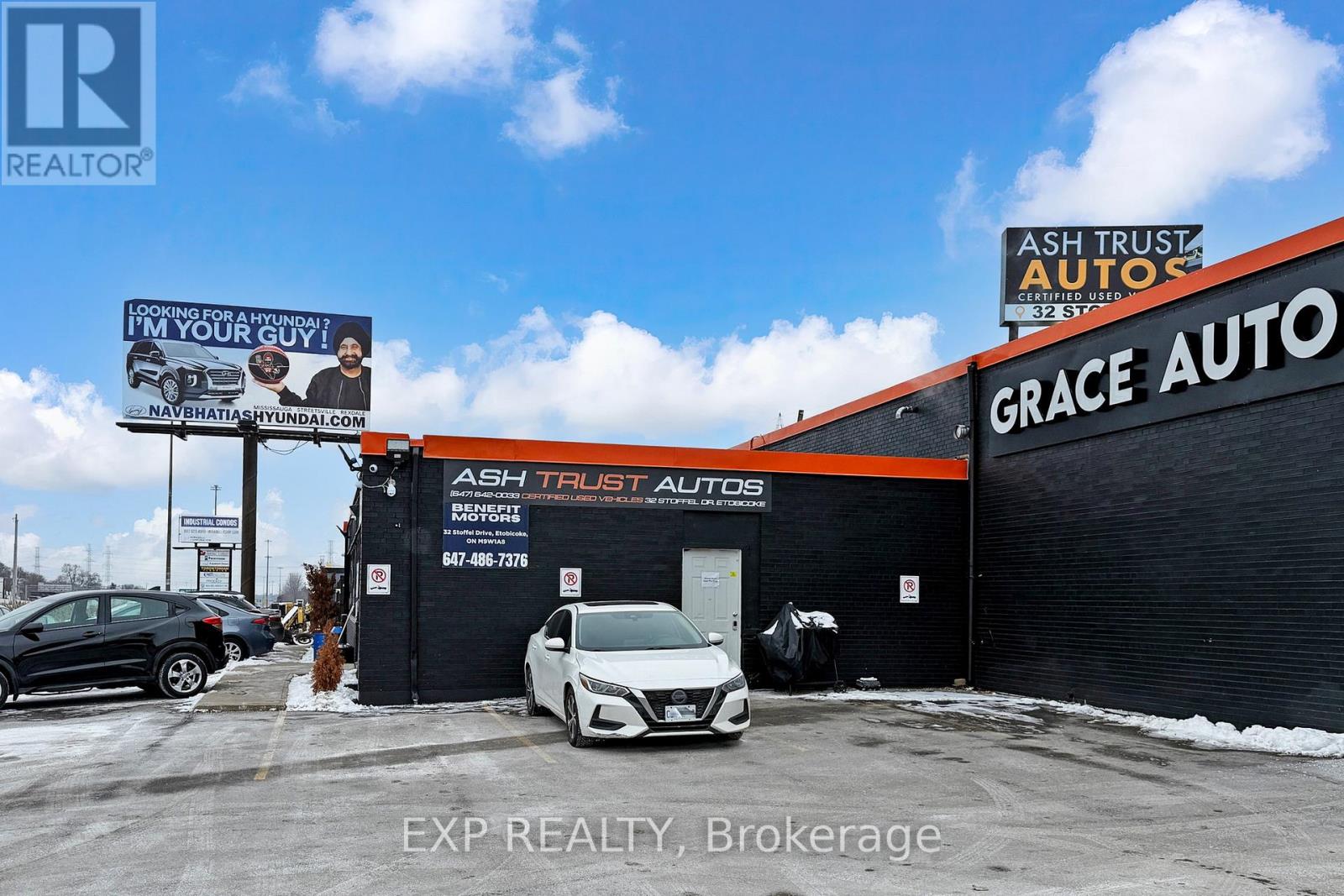 32 Stoffel Drive, Toronto, Ontario  M9W 1A8 - Photo 2 - W12641626