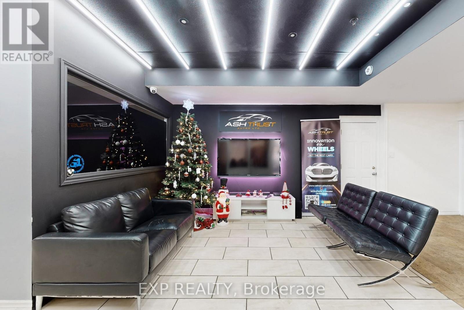 32 Stoffel Drive, Toronto, Ontario  M9W 1A8 - Photo 5 - W12641626