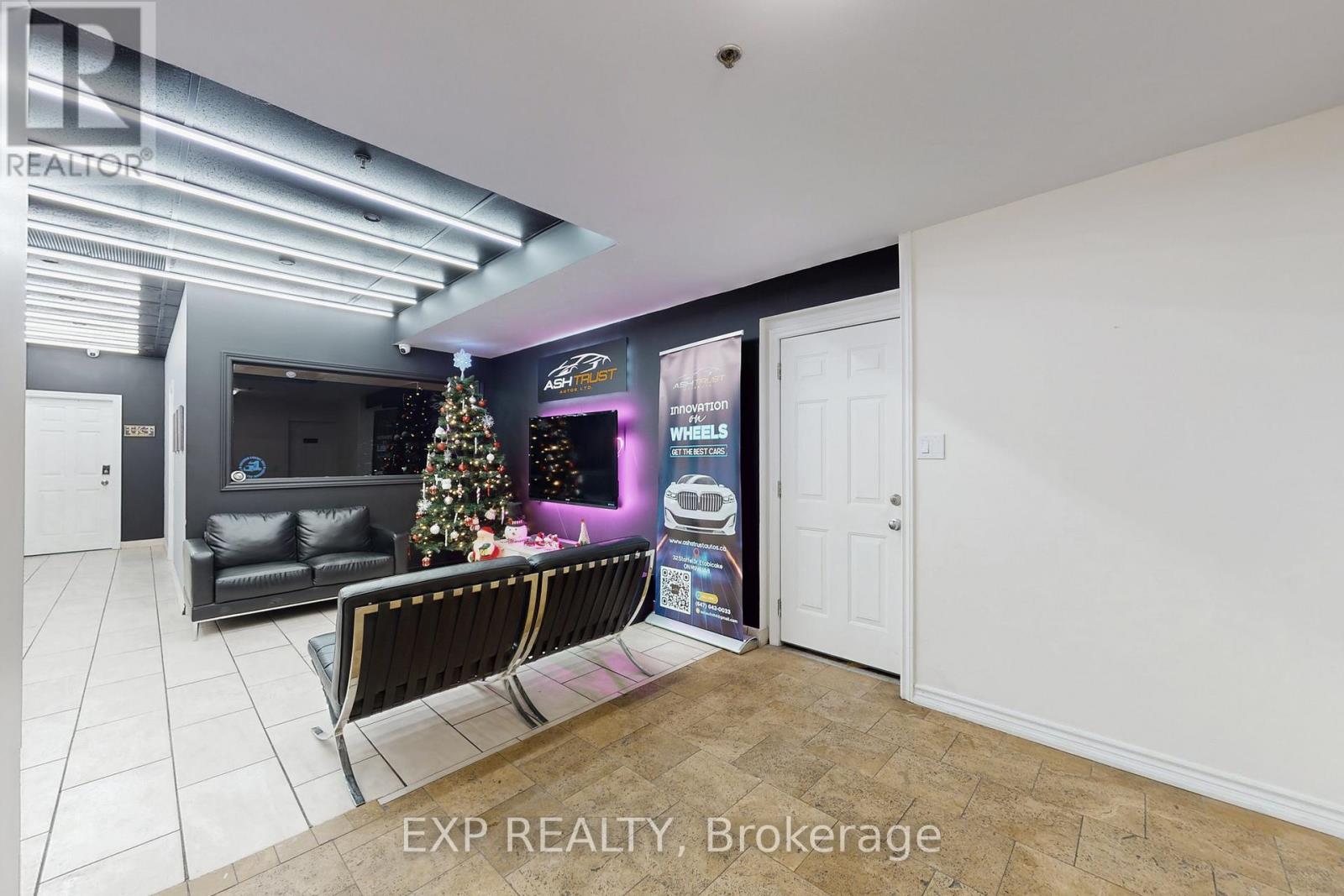 32 Stoffel Drive, Toronto, Ontario  M9W 1A8 - Photo 9 - W12641626