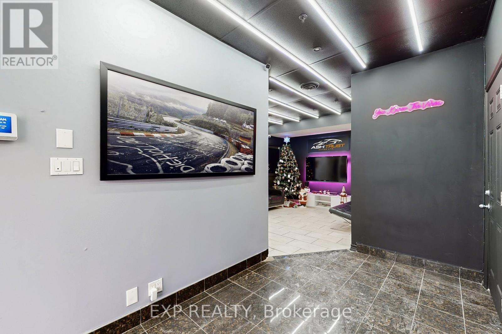 32 Stoffel Drive, Toronto, Ontario  M9W 1A8 - Photo 4 - W12641626