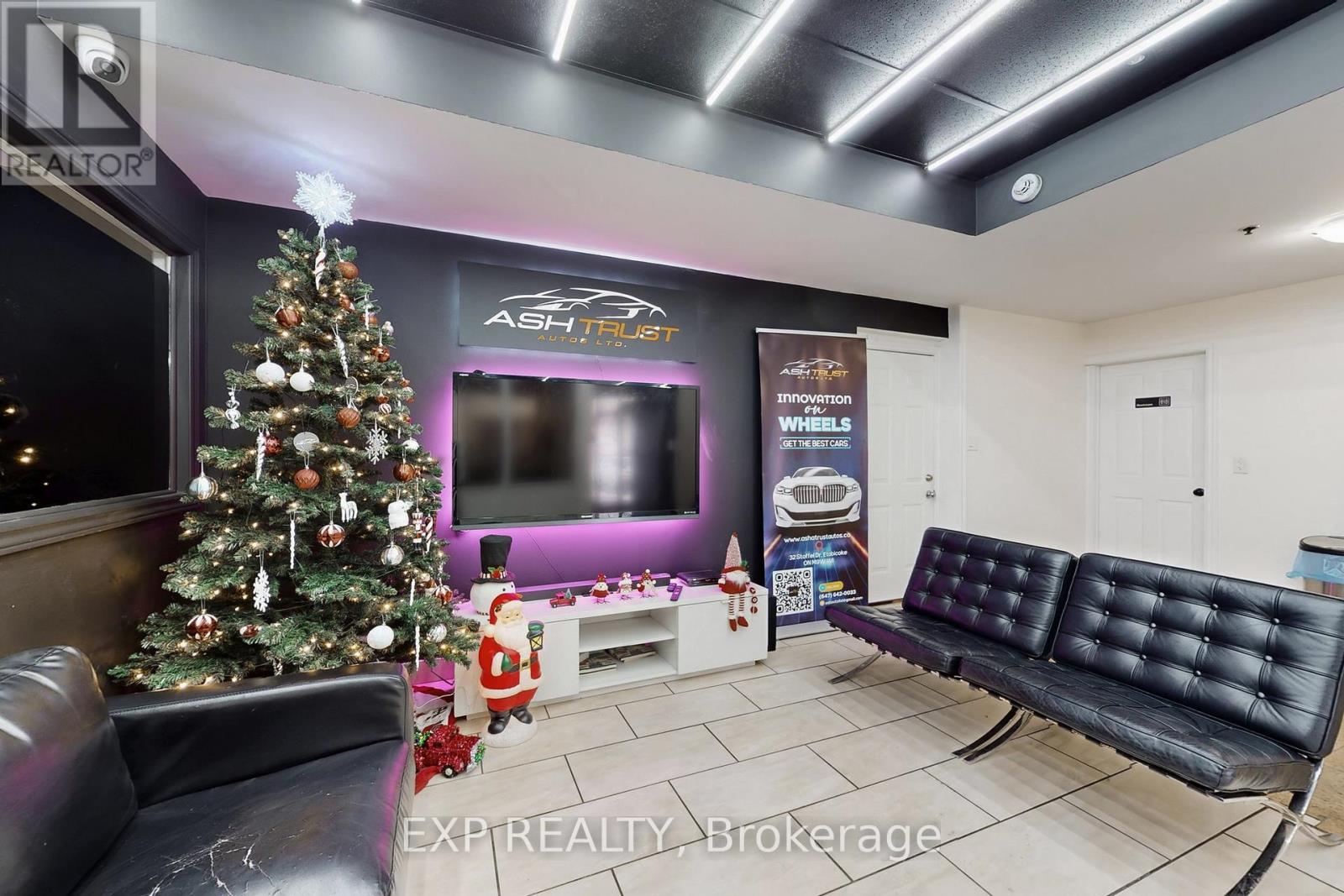 32 Stoffel Drive, Toronto, Ontario  M9W 1A8 - Photo 6 - W12641626