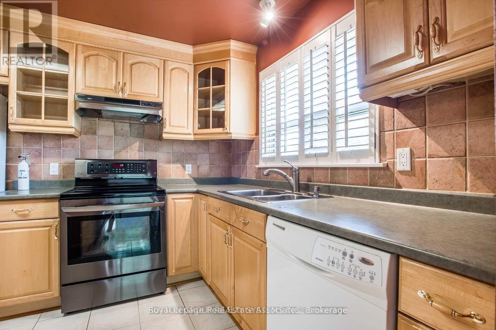 9 Wilton Drive, Brampton, Ontario  L6W 2Z9 - Photo 13 - W12643720