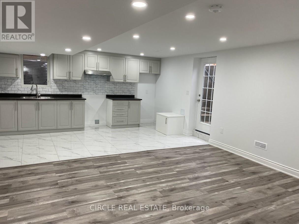 1368 Connaught Terrace, Milton, Ontario  L9E 0B8 - Photo 3 - W12643754