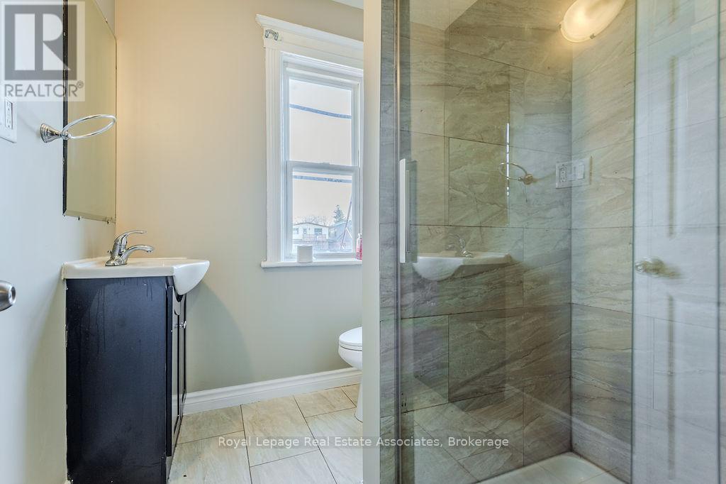 Upper - 19 Sanford Avenue S, Hamilton, Ontario  L8M 2G4 - Photo 10 - X12643748