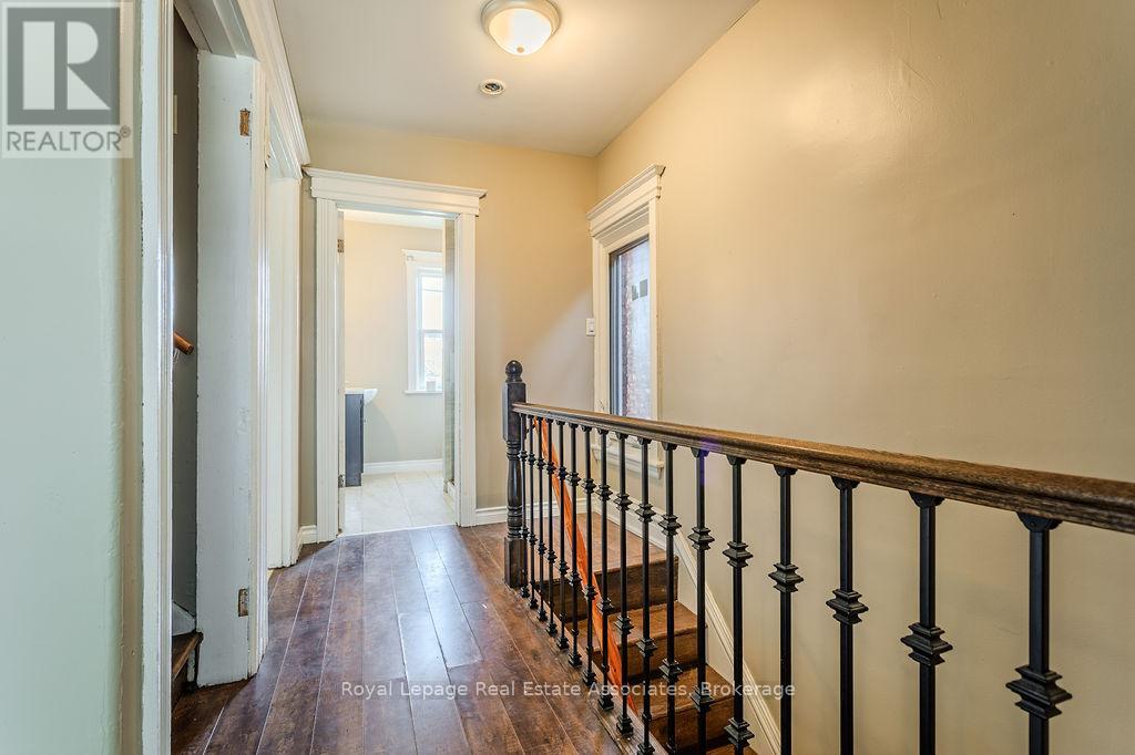 Upper - 19 Sanford Avenue S, Hamilton, Ontario  L8M 2G4 - Photo 6 - X12643748