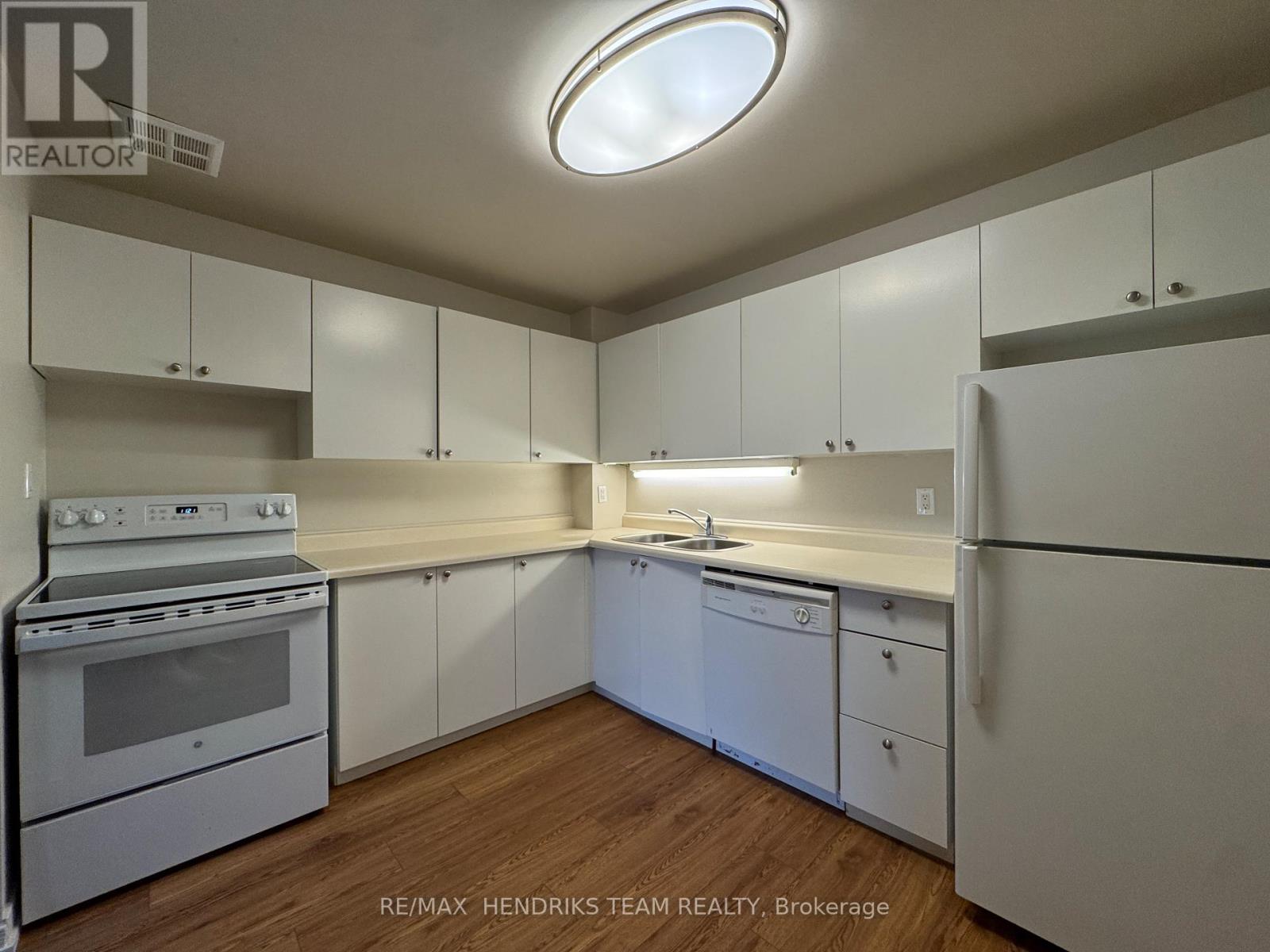 302 - 128 St Augustine Drive, St. Catharines, Ontario  L2P 3X6 - Photo 3 - X12643828