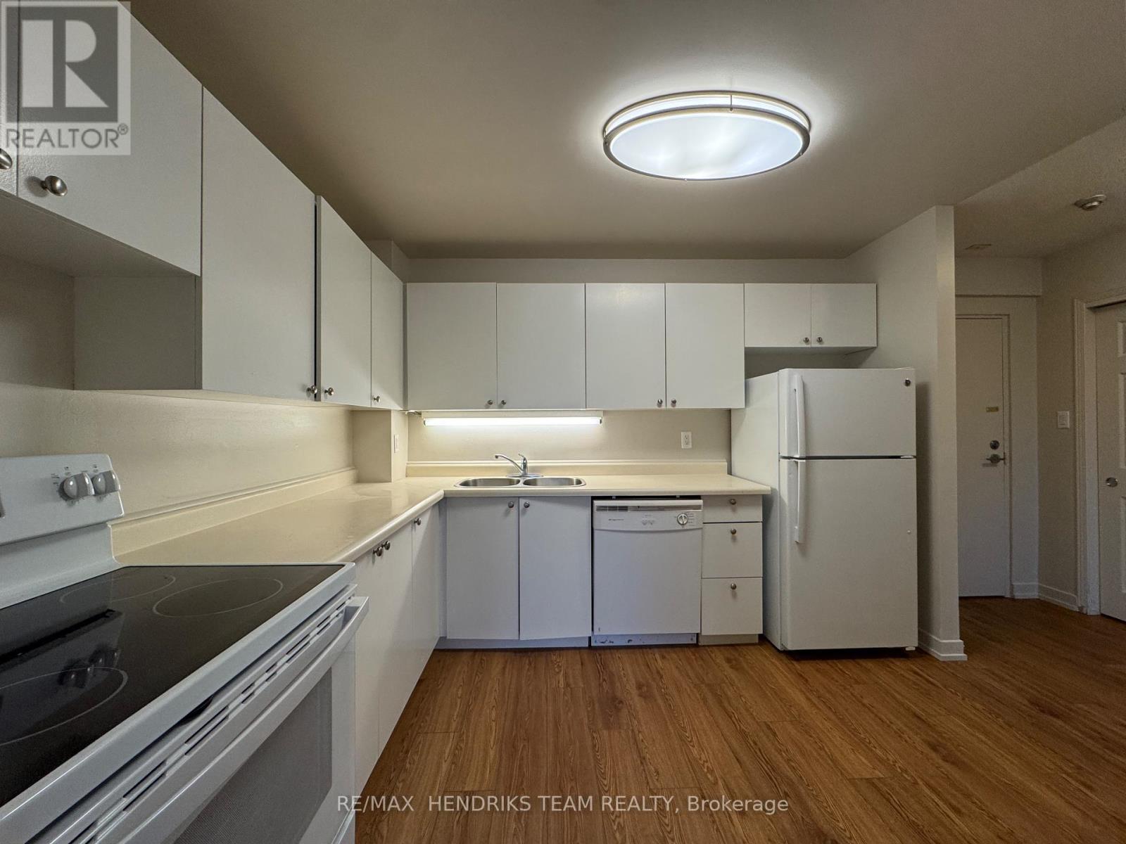 302 - 128 St Augustine Drive, St. Catharines, Ontario  L2P 3X6 - Photo 4 - X12643828