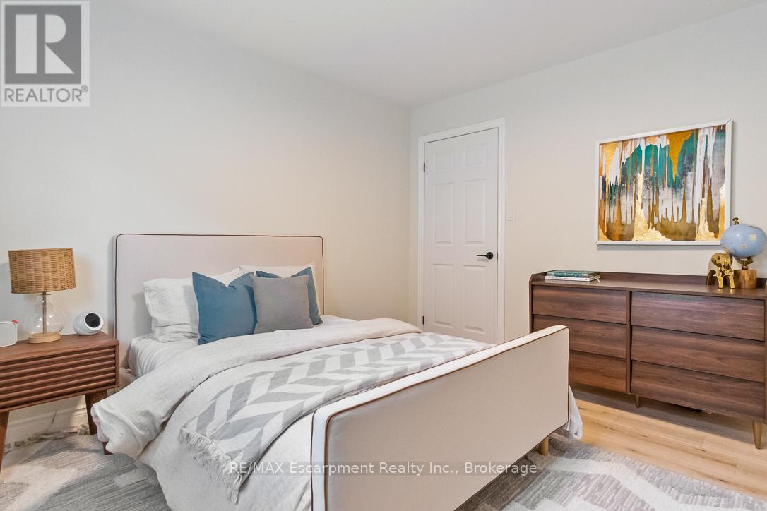 2301 Baronwood Drive, Oakville, Ontario  L6M 4Z6 - Photo 24 - W12410878