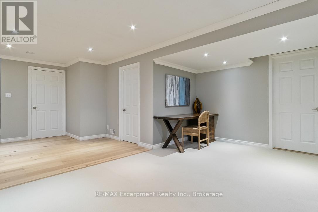 2301 Baronwood Drive, Oakville, Ontario  L6M 4Z6 - Photo 14 - W12410878