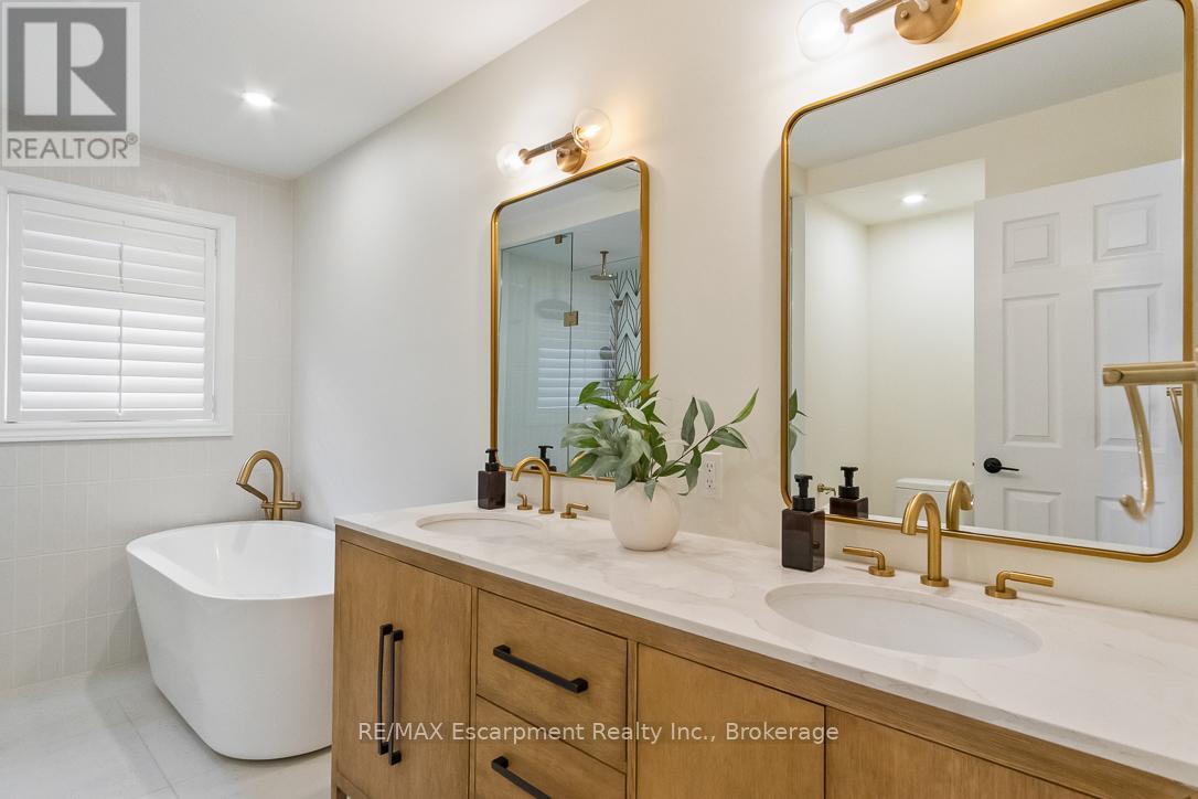 2301 Baronwood Drive, Oakville, Ontario  L6M 4Z6 - Photo 21 - W12410878