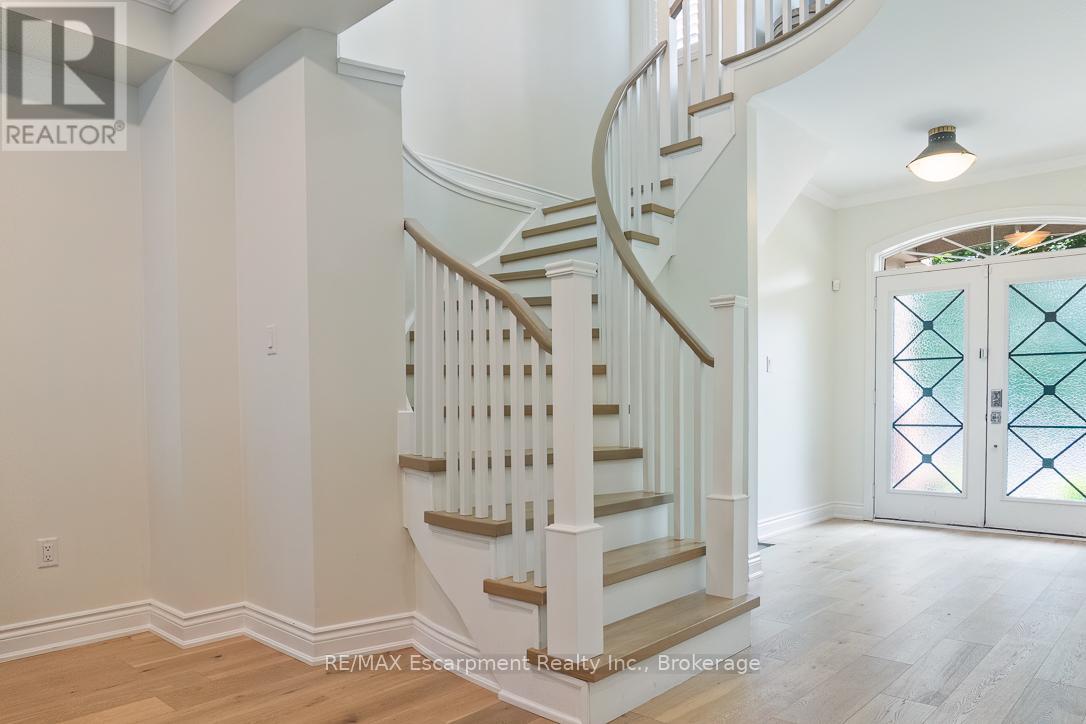 2301 Baronwood Drive, Oakville, Ontario  L6M 4Z6 - Photo 2 - W12410878