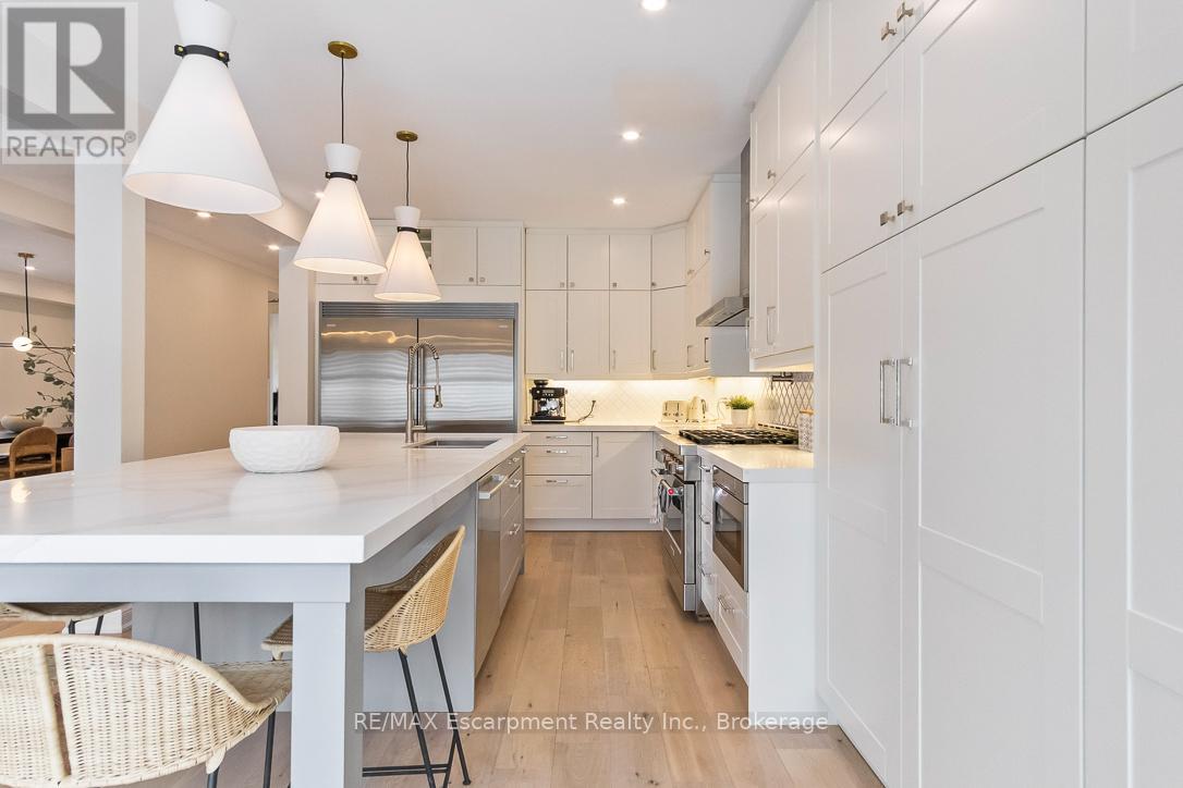 2301 Baronwood Drive, Oakville, Ontario  L6M 4Z6 - Photo 10 - W12410878