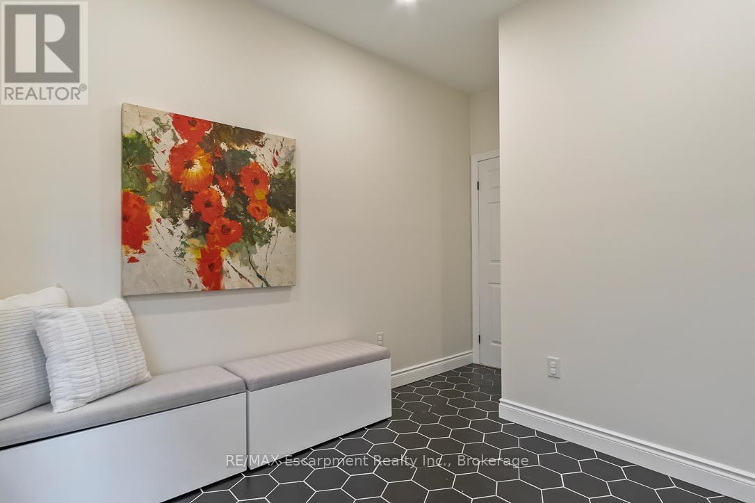 2301 Baronwood Drive, Oakville, Ontario  L6M 4Z6 - Photo 12 - W12410878