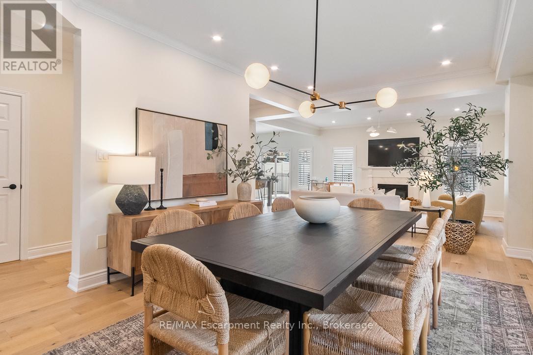 2301 Baronwood Drive, Oakville, Ontario  L6M 4Z6 - Photo 3 - W12410878