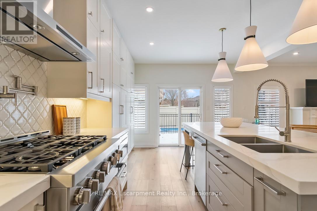 2301 Baronwood Drive, Oakville, Ontario  L6M 4Z6 - Photo 9 - W12410878