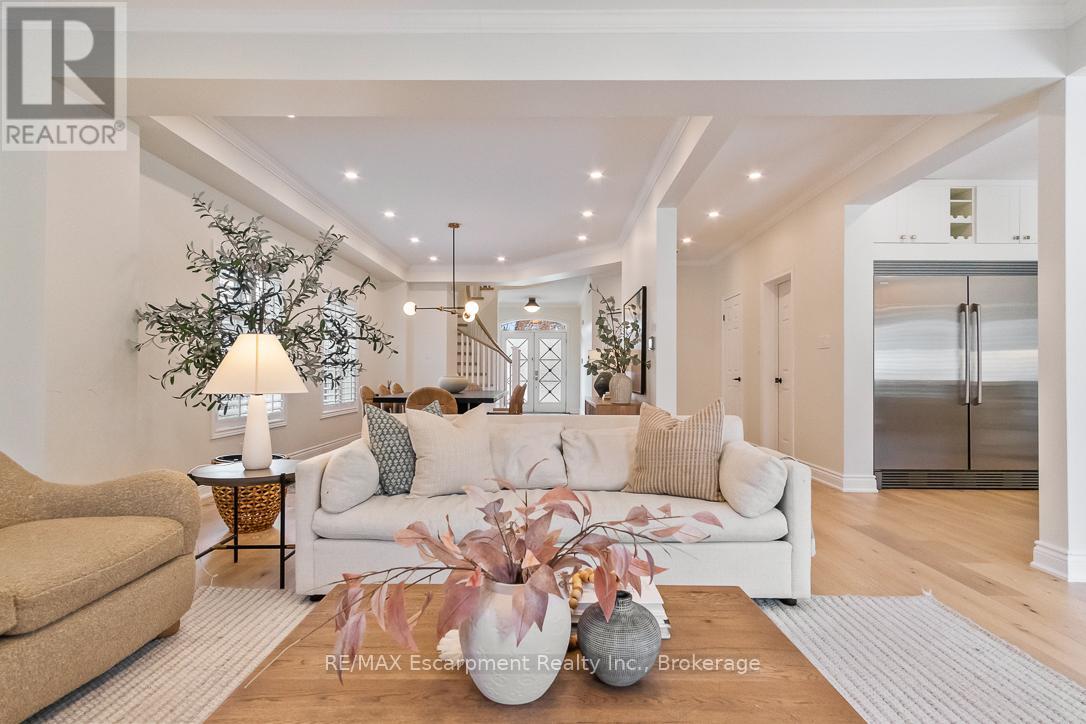 2301 Baronwood Drive, Oakville, Ontario  L6M 4Z6 - Photo 4 - W12410878