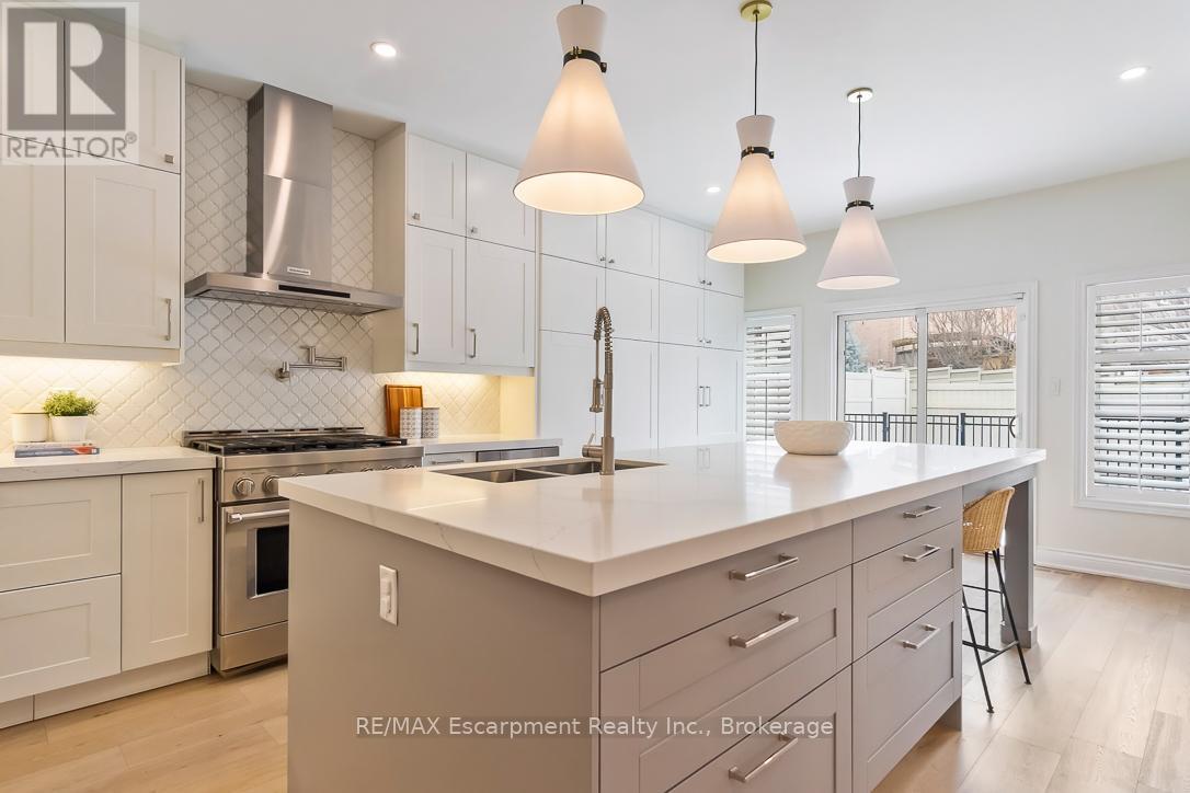 2301 Baronwood Drive, Oakville, Ontario  L6M 4Z6 - Photo 8 - W12410878