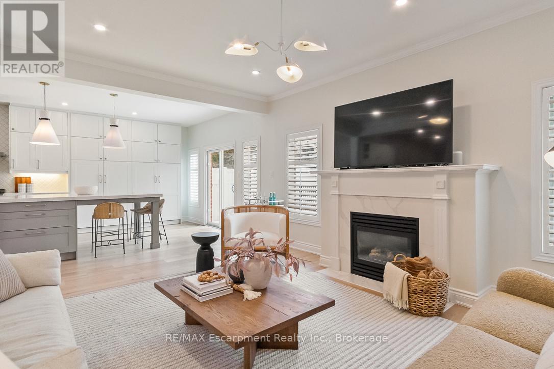 2301 Baronwood Drive, Oakville, Ontario  L6M 4Z6 - Photo 7 - W12410878