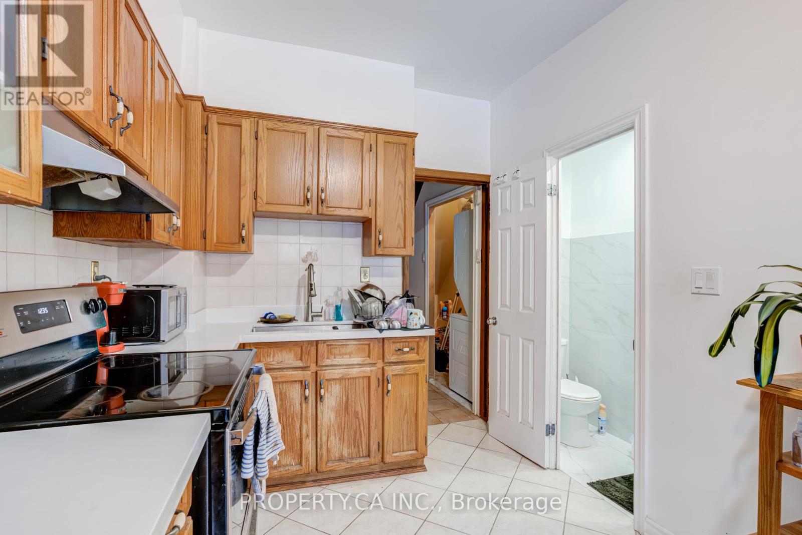 Main Rm 2 - 763 Dupont Street, Toronto, Ontario  M6G 1Z5 - Photo 12 - W12643866