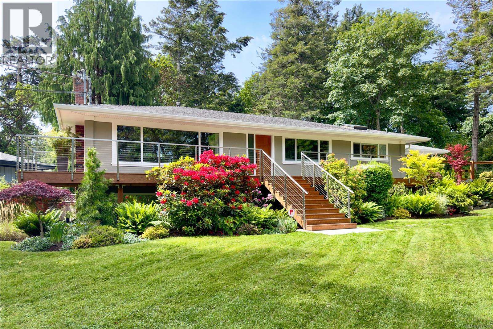 2879 Phyllis St, Saanich, British Columbia