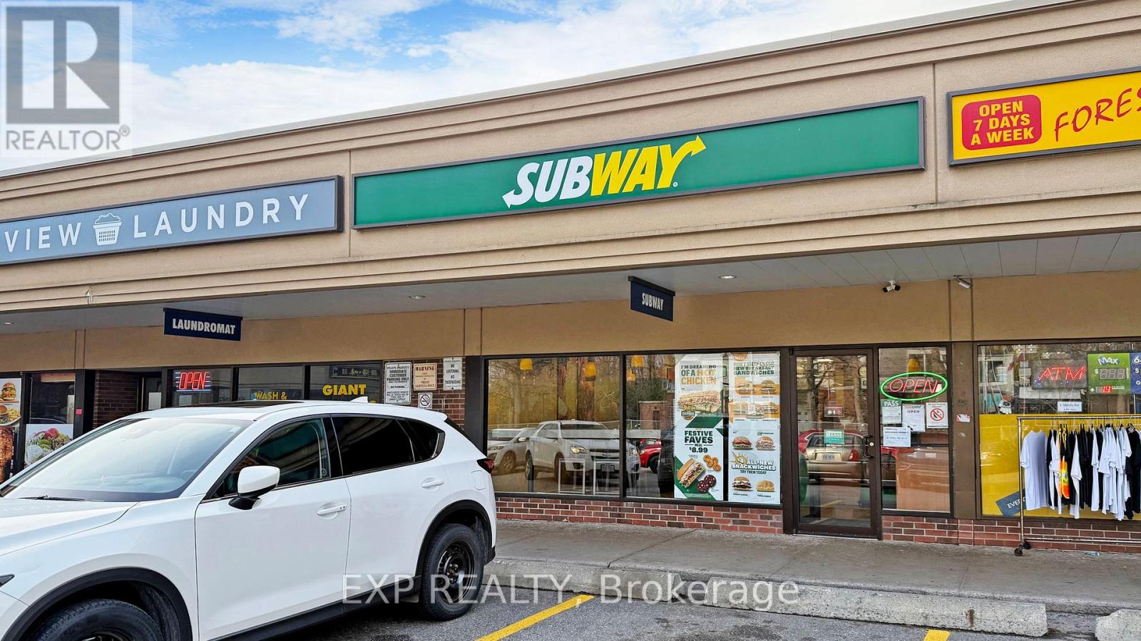 105 PARKWAY FOREST DRIVE, Toronto, Ontario