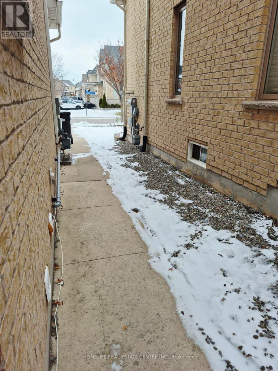 12 Junetown Circle, Brampton, Ontario  L6X 0X6 - Photo 3 - W12643878