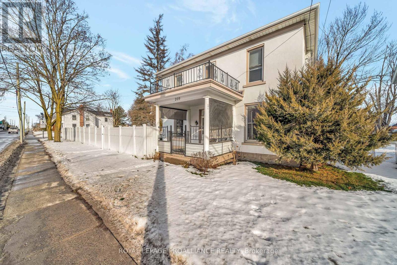 209 Centre Street N, Greater Napanee, Ontario  K7R 1N7 - Photo 2 - X12643948