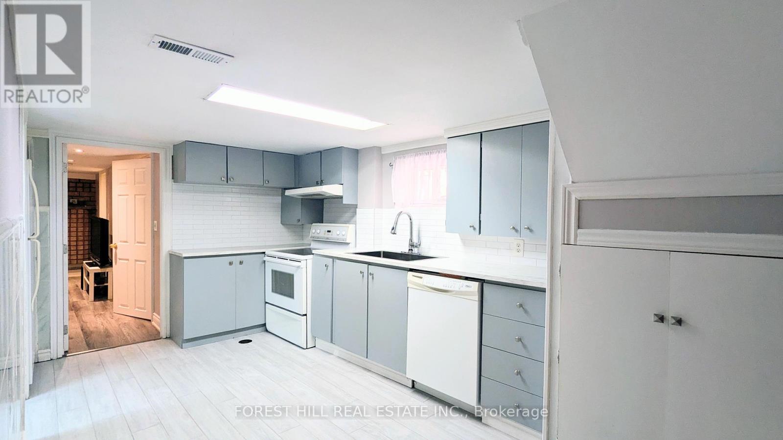 34 Rotherham Avenue, Toronto, Ontario  M6M 1M2 - Photo 18 - W12404225