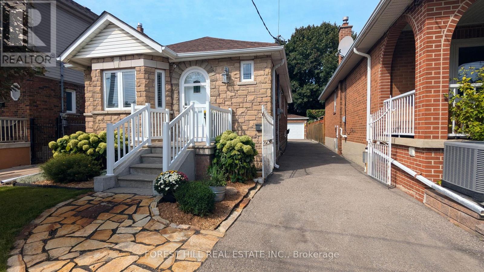 34 Rotherham Avenue, Toronto, Ontario  M6M 1M2 - Photo 2 - W12404225