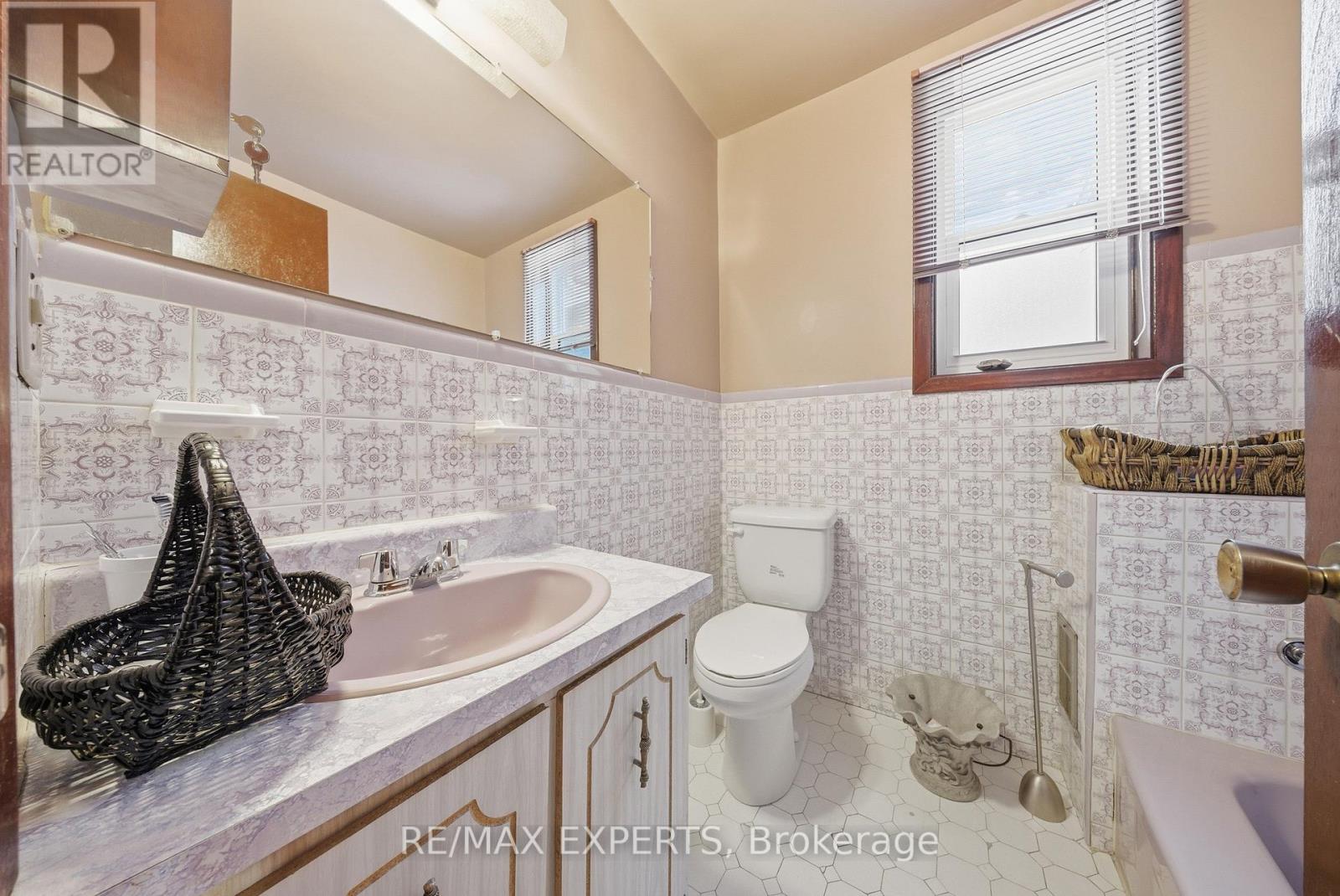 255 Montrose Avenue, Toronto, Ontario  M6G 3G6 - Photo 12 - C12644008