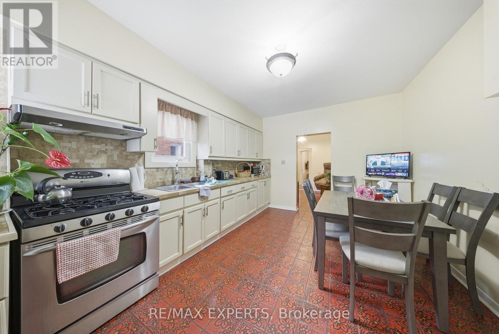 255 Montrose Avenue, Toronto, Ontario  M6G 3G6 - Photo 9 - C12644008