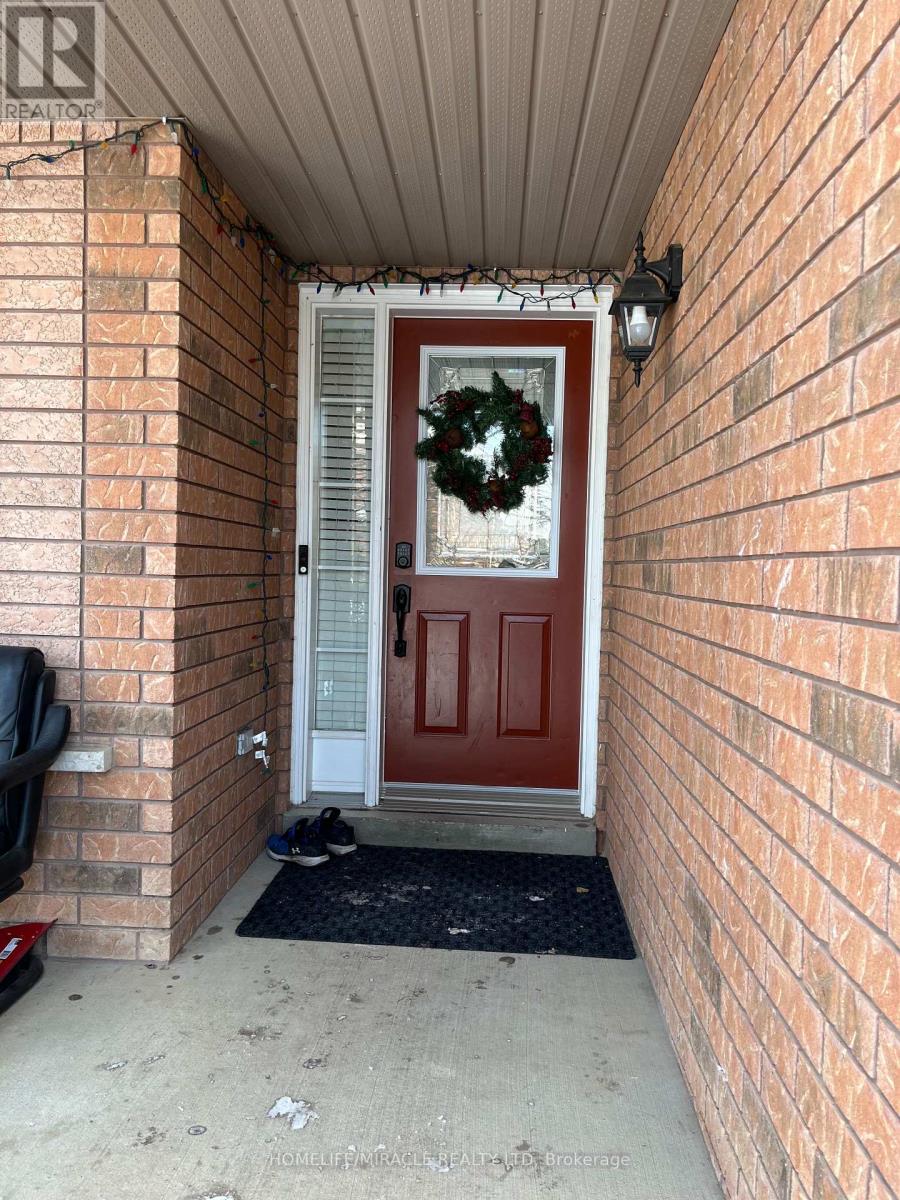 134 Williamson Drive, Brampton, Ontario  L7A 3T9 - Photo 2 - W12643980