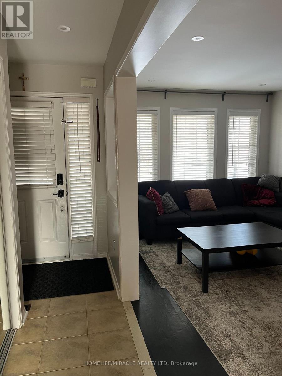 134 Williamson Drive, Brampton, Ontario  L7A 3T9 - Photo 3 - W12643980